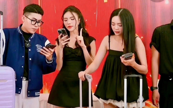 Làm mẫu livestream bán hàng chạy show dịp cận tết, thu nhập tăng gấp đôi