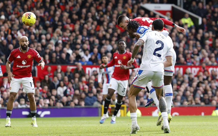 HLV Carrick thay đổi đặc biệt, M.U ngược dòng hạ Crystal Palace: Chính thức vào tốp 3