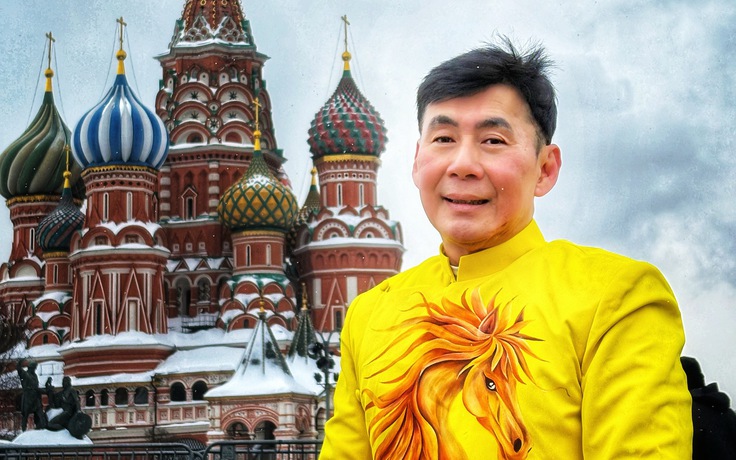 Ca sĩ chờ đợi 30 năm để mặc áo dài trên quảng trường Đỏ nước Nga