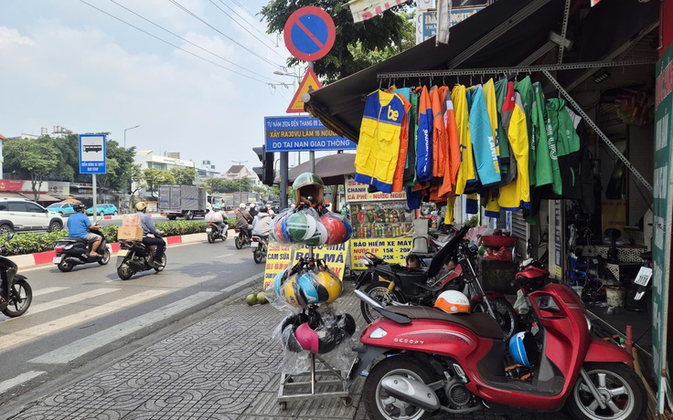 Đồng phục shipper, xe ôm công nghệ bán tràn lan: Mua về mặc có phạm luật?