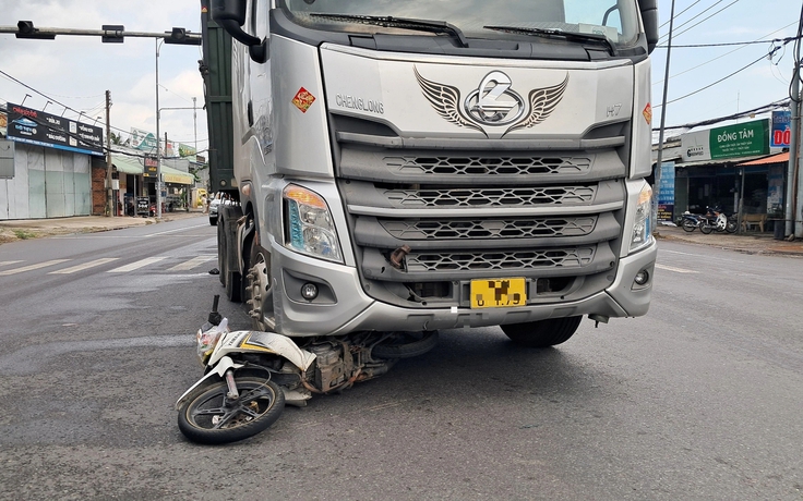 Đồng Tháp: Hai ông cháu may mắn thoát chết dưới gầm xe đầu kéo