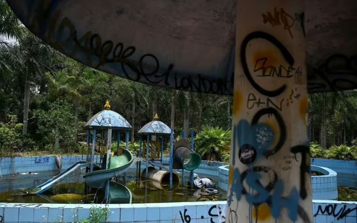 Công viên nước bỏ hoang ở Việt Nam xuất hiện đầy ma mị trên báo Anh