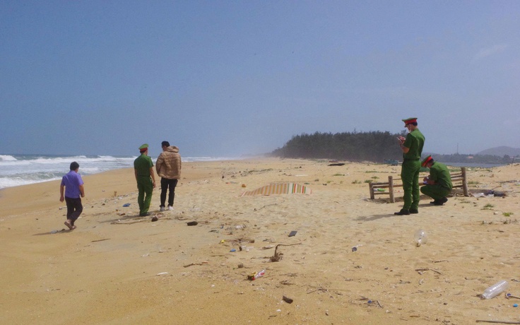 Phát hiện 2 thi thể nam giới trôi dạt vào bờ biển Quảng Ngãi