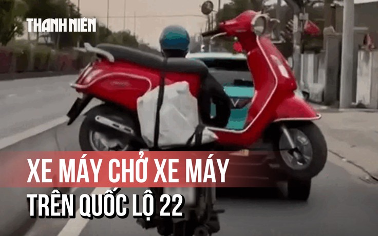 Thót tim: Ngang nhiên xe máy 'cõng' xe máy trên quốc lộ 22