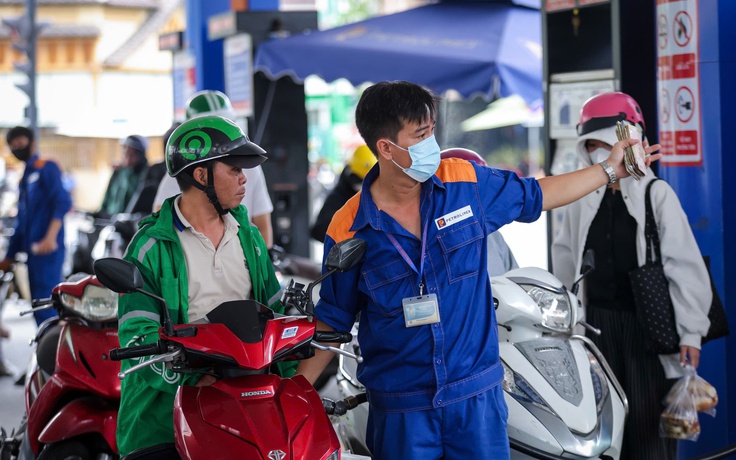 Giá xăng dầu hôm nay 11.3.2026: Lao dốc 15%, xăng trong nước sát mốc 30.000 đồng/lít