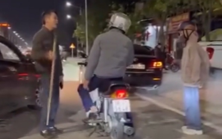 Tài xế ô tô cầm gậy dọa người đi xe máy