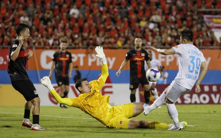 Hàng thủ cao nhất lịch sử đội tuyển Việt Nam: Thể hình gần 1,90 m, đẹp như 'Tây'!