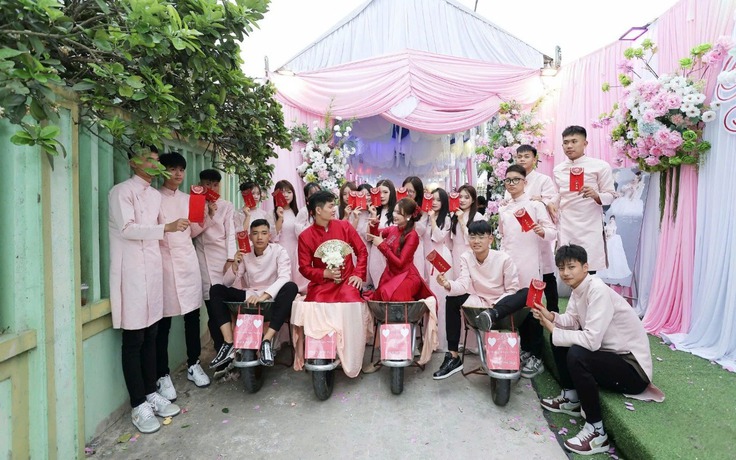 Chú rể dùng 9 xe rùa chở sính lễ sang hỏi vợ... nhà hàng xóm