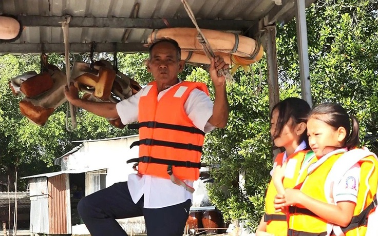 Cảm phục tấm lòng của người lái đò nhân ái