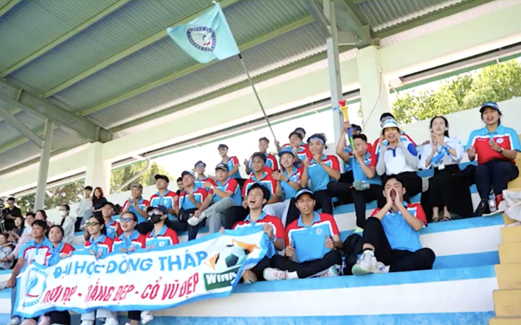 Cô gái từ Đồng Tháp ra Nha Trang cổ vũ bạn trai, nói lời từ trái tim…