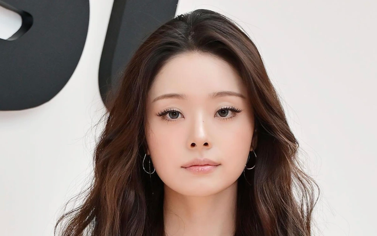 'Hot girl phông bạt' bị 'ném đá' vì chê bạn trai dùng điện thoại Samsung