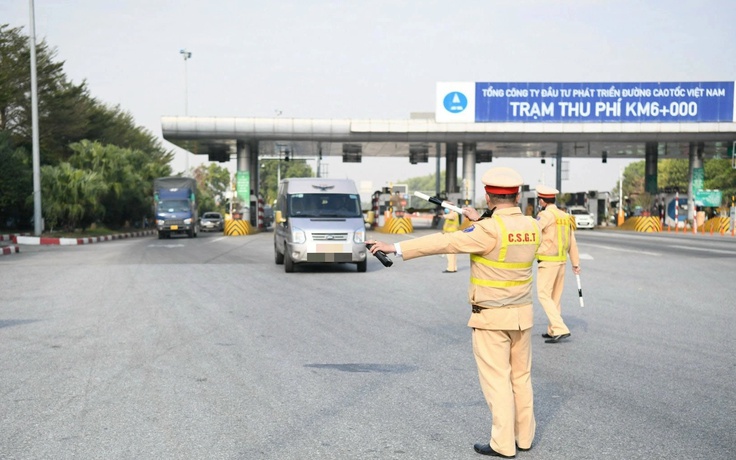 CSGT chỉ ra sai phạm của tài xế khi xe hỏng trên cao tốc