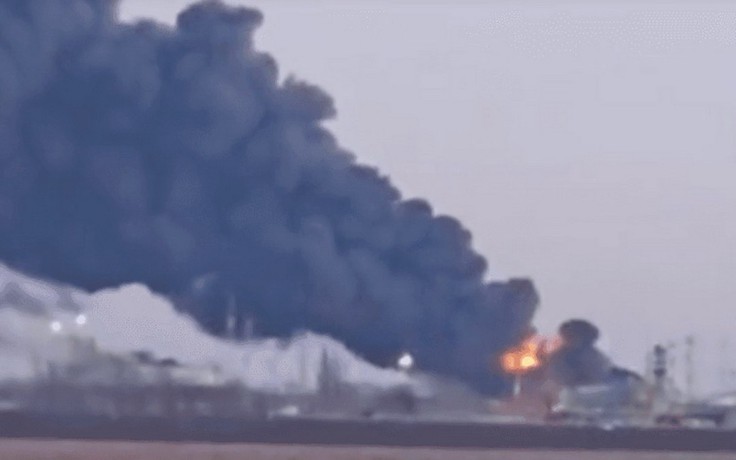 Chiến sự Ukraine ngày 1.478: Ukraine tấn công trung tâm dầu mỏ Nga, ông Zelensky đến Romania