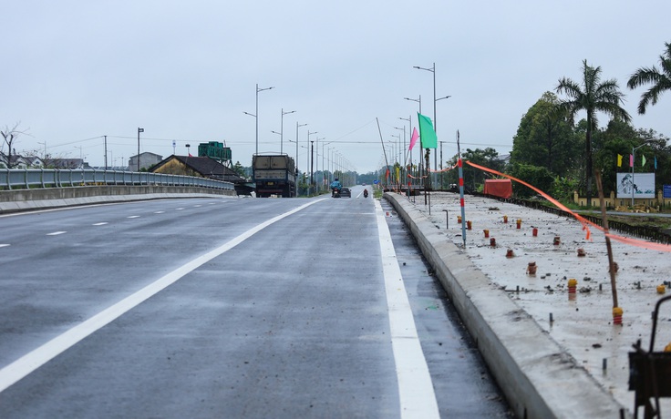 Cầu qua sông Như Ý ở Huế thông xe khi chưa có lan can, lề đi bộ