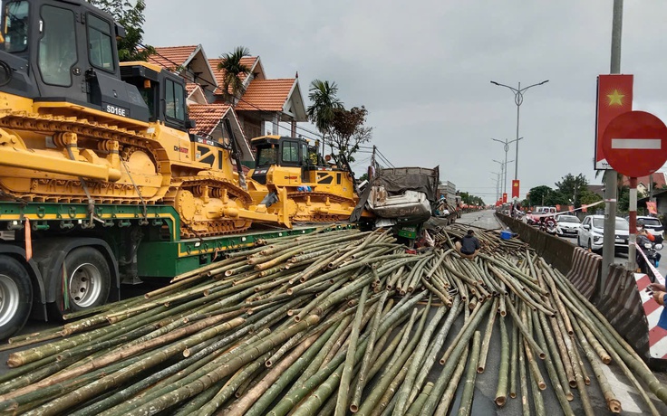 Tai nạn chết người, hàng trăm cây tre đổ trên quốc lộ 1