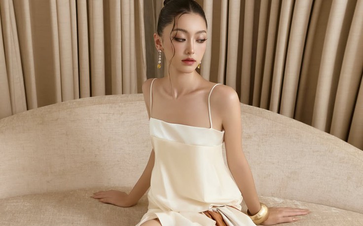 Váy lụa hai dây mang vẻ đẹp mềm mại của sự tinh giản