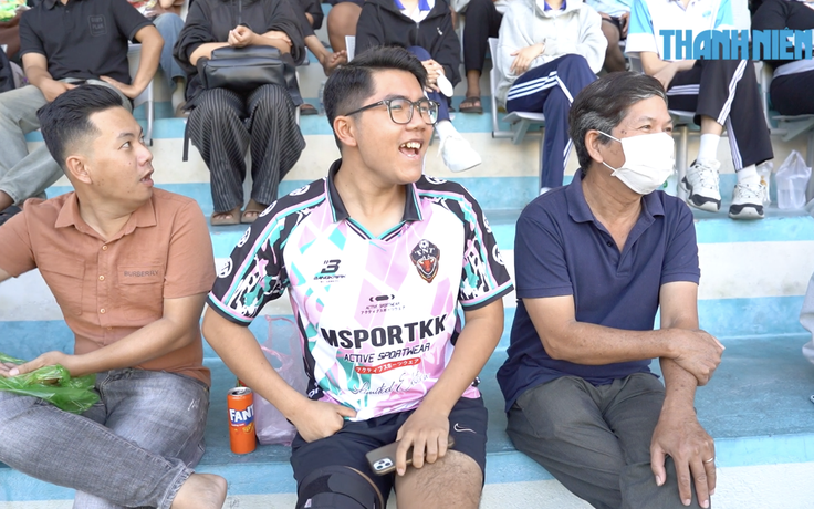 Chàng trai đi nạng đến sân, cổ vũ giải bóng đá sinh viên Việt Nam