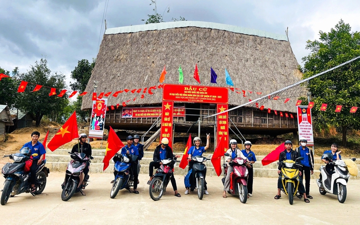 'Tiếng loa thanh niên' đưa thông tin bầu cử đến người dân vùng cao