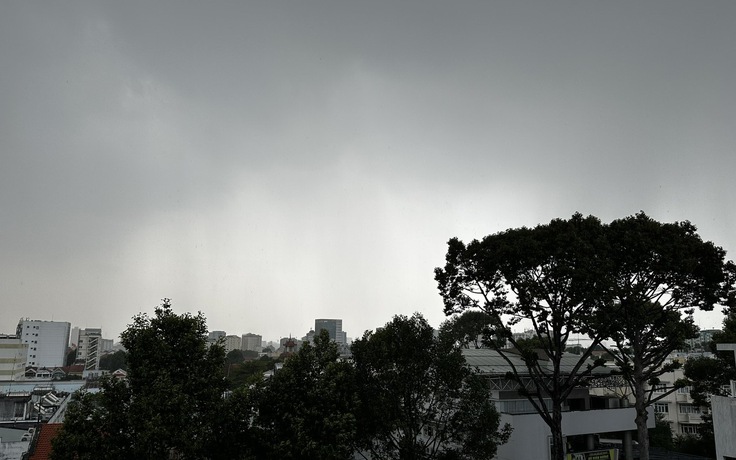 'Mưa vàng' giải nhiệt cho TP.HCM sau những ngày nắng nóng