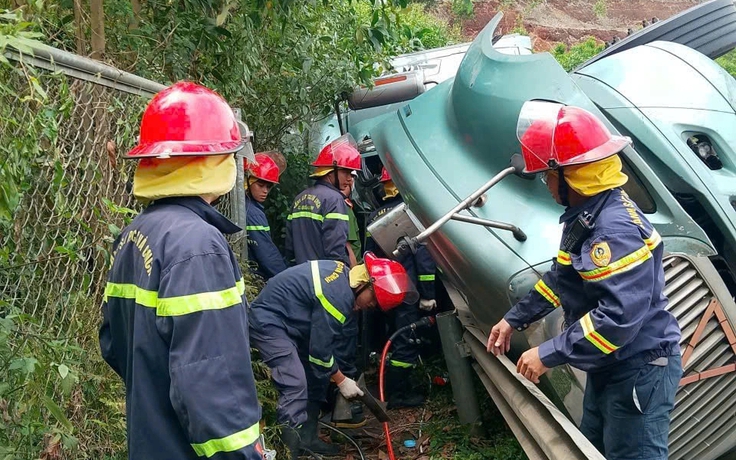 Tai nạn trên cao tốc Đà Nẵng - Quảng Ngãi: Phá cabin xe đầu kéo để cứu tài xế
