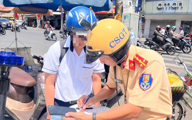 Nhiều phụ huynh bị CSGT xử phạt vì giao xe cho con chưa đủ tuổi