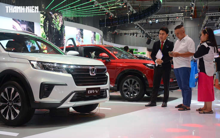 Người Việt giảm mua ô tô động cơ xăng dầu, xe hybrid hút khách