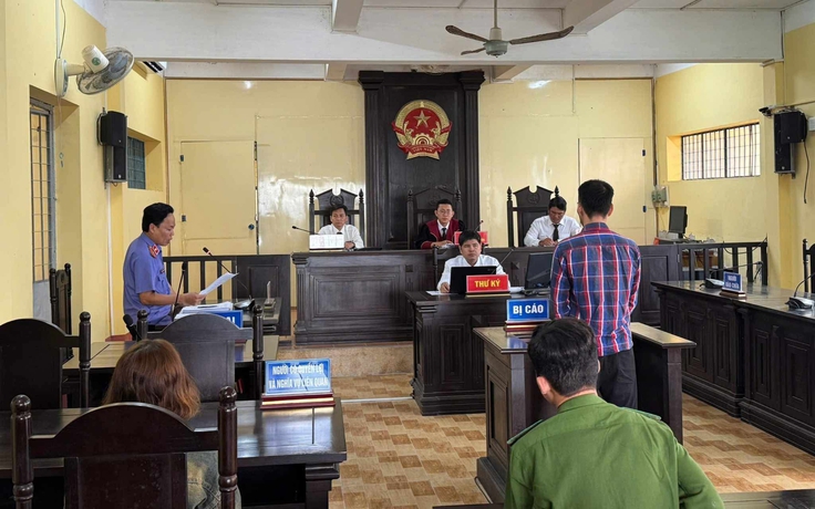 Cầm dao chém vợ chồng chủ nợ vì bị đòi 100.000 đồng