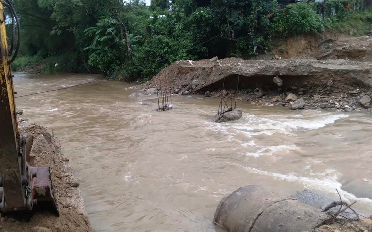 Đà Nẵng: Cầu tạm bị lũ cuốn trôi gây chia cắt khu dân cư