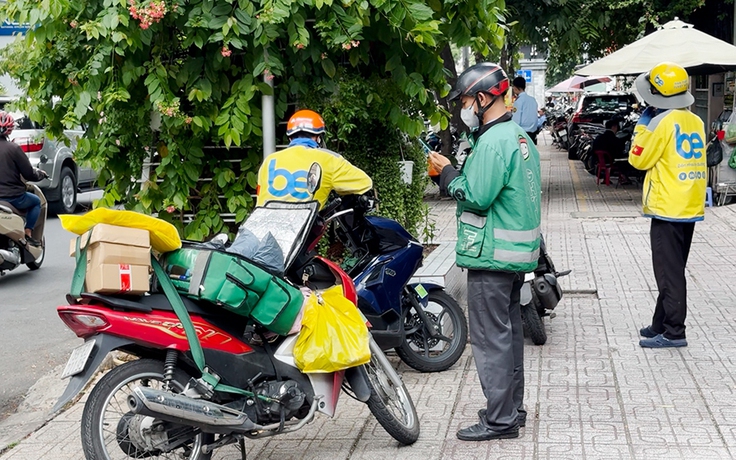 Hàng quán tăng giá, phí ship phụ thu xăng dầu