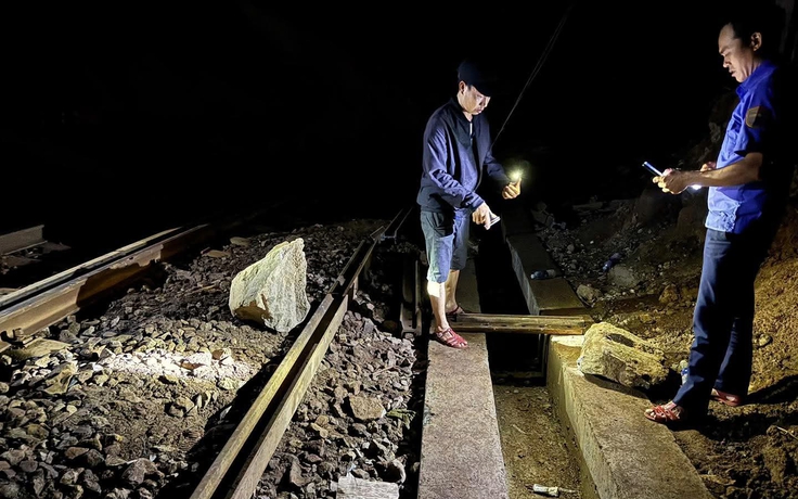 Đá tiếp tục rơi ở đèo Hải Vân, ngành đường sắt thông báo tạm dừng chạy tàu