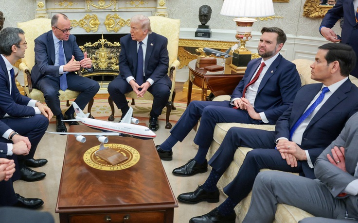 Ông Trump giải thích thói quen mua giày tây tặng cấp dưới