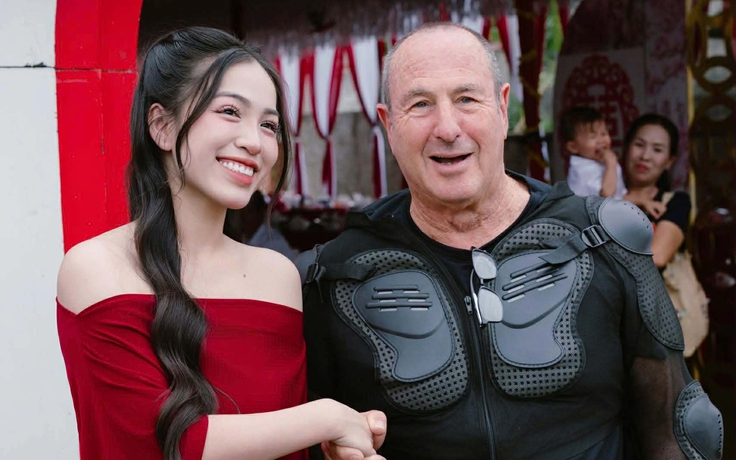 2 khách Tây đi ngang qua đám cưới, bất ngờ được mời vào dự tiệc