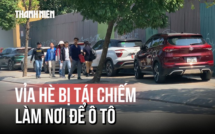 Tái diễn tình trạng ô tô chiếm vỉa hè công viên, lòng đường tại Hà Nội