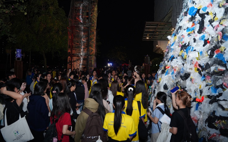 Người trẻ rủ nhau đi xem rác… biến hình