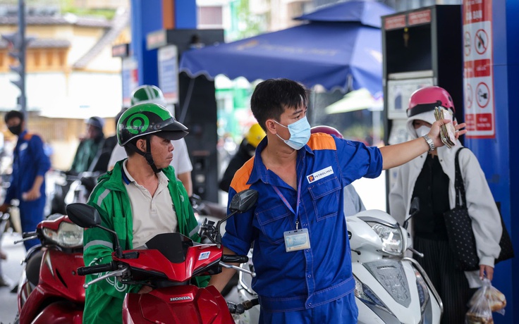 Giá xăng dầu hôm nay 14.3.2026: Thế giới tăng, trong nước đứng yên nhờ xả Quỹ bình ổn