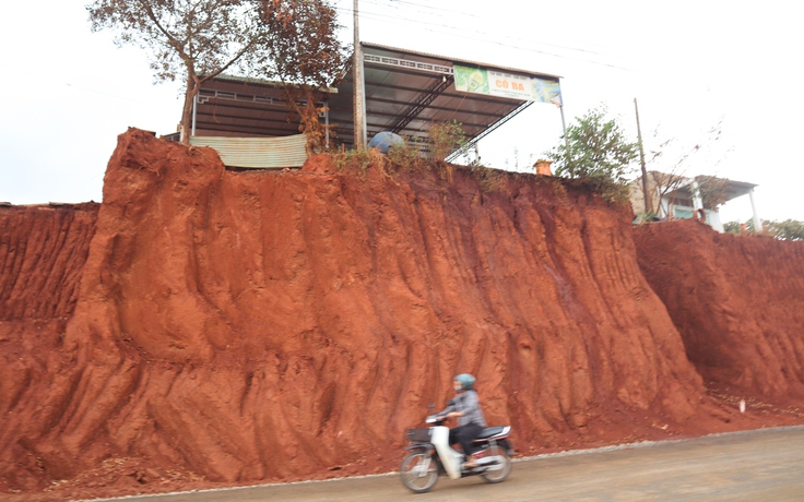 Vụ nhà dân chênh vênh bên mép vực sâu: Cần xin lỗi người dân