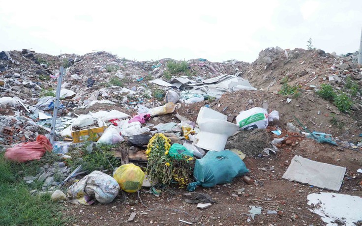 Bờ kè sông Dinh biến thành bãi rác vì nạn đổ trộm