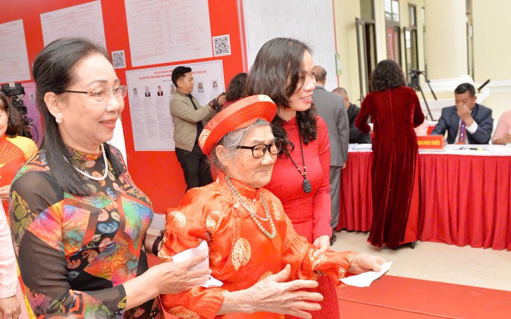 Xúc động hình ảnh những cử tri trăm tuổi đi bầu cử