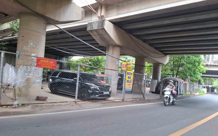 Gầm cầu bị chiếm dụng làm nơi buôn bán và đậu ô tô