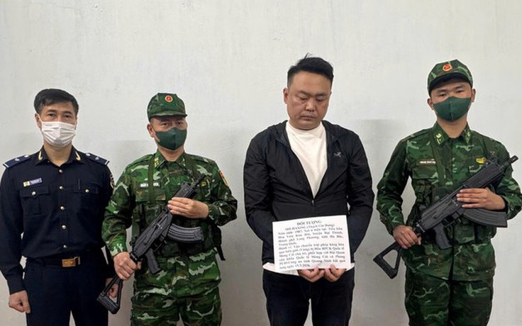 Bắt 1 người Trung Quốc vận chuyển vàng trái phép vào Việt Nam