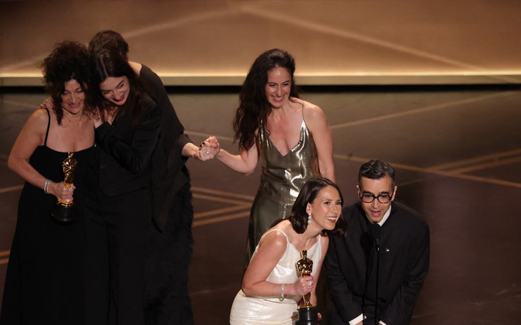 Khoảnh khắc hỗn loạn tại Oscar khi hai đề cử bất ngờ cùng thắng một giải