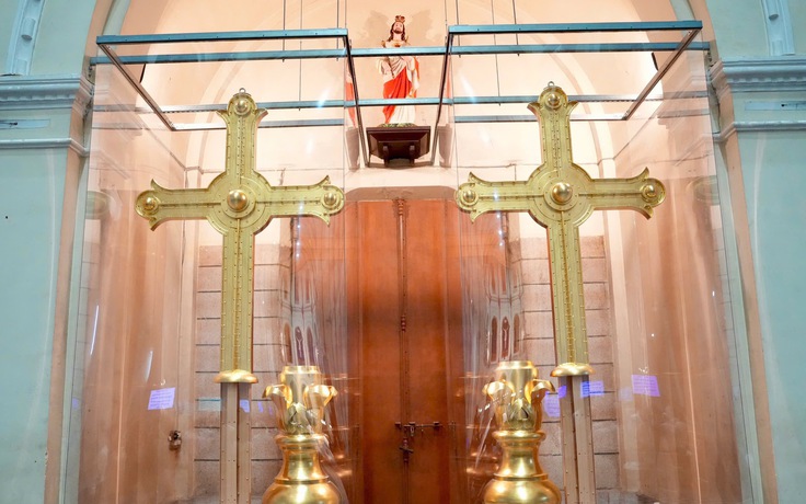 Nhà thờ Đức Bà: Sẽ đặt 2 Thánh giá mạ vàng nặng 400 kg lên đỉnh tháp ngày 19.3