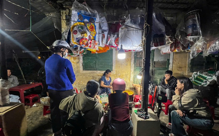 Quán bánh canh 'đồ mã' ở Huế: Khách tự bưng ghế, kiên nhẫn chờ