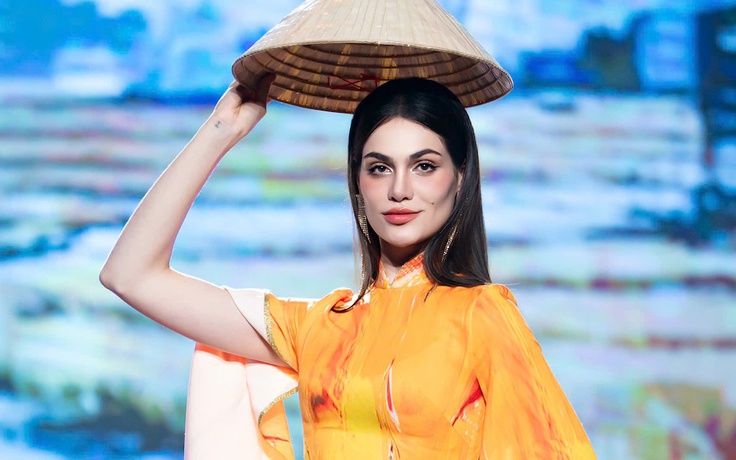 Miss Charm 2025 Anna Blanco diện áo dài diễn thời trang cùng nghệ sĩ Việt