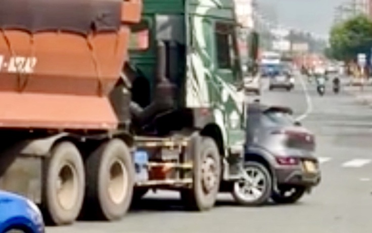 Làm rõ vụ xe đầu kéo 'đẩy' ô tô con ở vòng xoay trên đại lộ Bình Dương