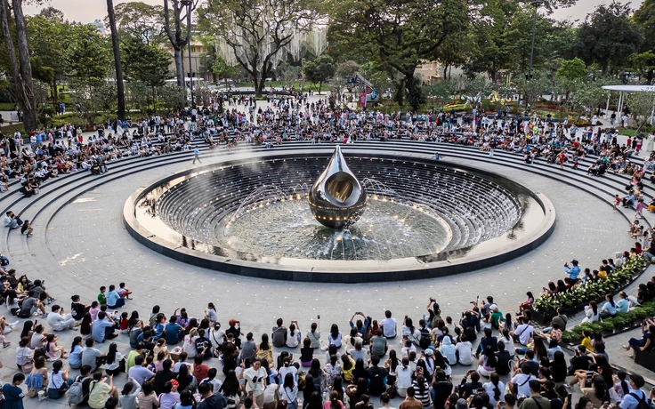 Đông đảo người dân TP.HCM đổ về công viên số 1 Lý Thái Tổ xem nhạc nước