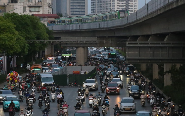 Hà Nội: Xuất hiện 'lô cốt' dự án chống ngập, đường Nguyễn Trãi tắc càng thêm tắc