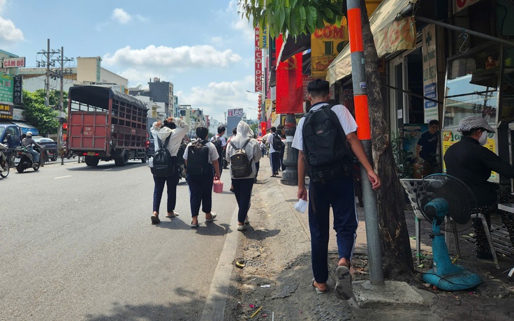 Vỉa hè nào cho học sinh đi bộ?