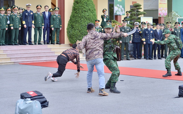 Bộ trưởng Quốc phòng Việt Nam - Trung Quốc xem biên phòng diễn tập bắt tội phạm ma túy