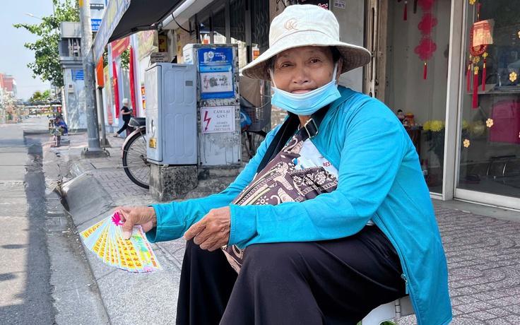 Người già trong vòng xoáy 'mua đứt bán đoạn vé số': Nghề đánh cược với trời